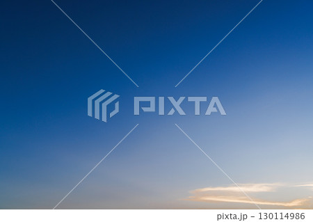 夕方の空オレンジ色橙色 夕方の空オレンジ色橙色 130114986