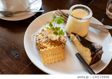 タルトとチーズケーキとプリンの洋菓子盛り合わせデザートプレート タルトとチーズケーキとプリンの洋菓子盛り合わせデザートプレート 130115000