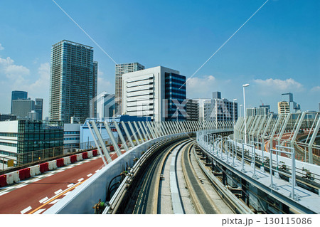 東京都　新交通ゆりかもめ　車窓からレインボーブリッジ付近 130115086