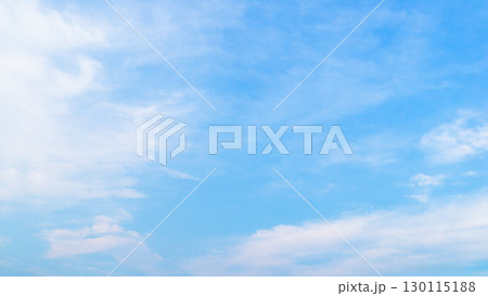 夏の終わりのさわやかな青空と雲の写真背景 コピースペース 夏の終わりのさわやかな青空と雲の写真背景 コピースペース 130115188