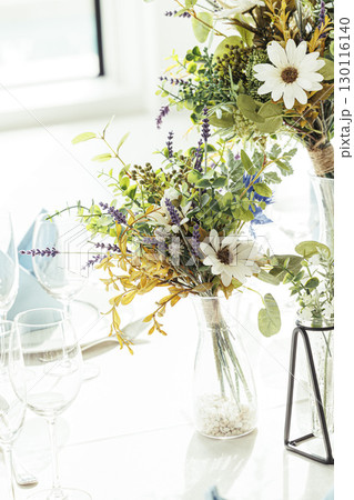 テーブルに置かれた花フラワーコーディネート 130116140