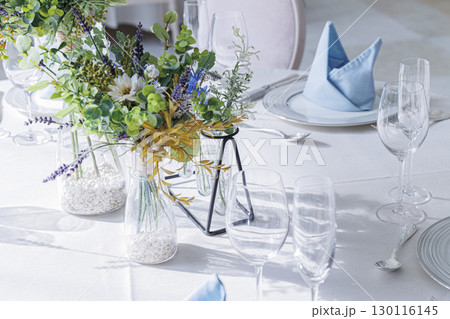 テーブルに置かれた花フラワーコーディネート 130116145