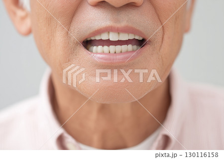 シニア男性の笑顔と歯のクローズアップ　歯の健康のイメージ 130116158