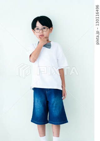 考える男の子のポートレート 130116496