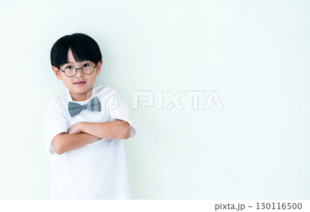 考える男の子のポートレート 考える男の子のポートレート 130116500