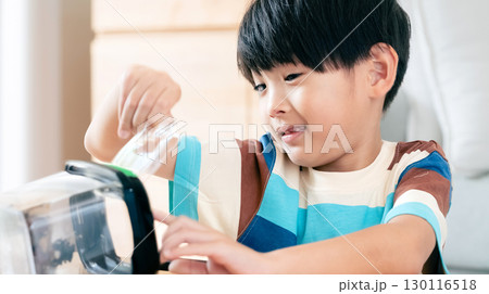 クワガタの観察をする男の子 クワガタの観察をする男の子 130116518