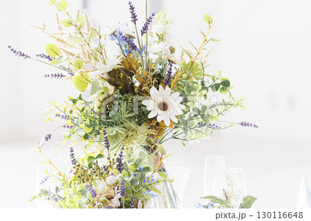 テーブルに置かれた花フラワーコーディネート テーブルに置かれた花フラワーコーディネート 130116648