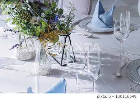 テーブルに置かれた花フラワーコーディネート 130116649