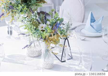 テーブルに置かれた花フラワーコーディネート 130116650