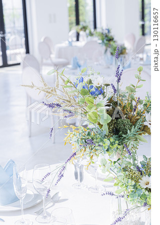 テーブルに置かれた花フラワーコーディネート 130116657