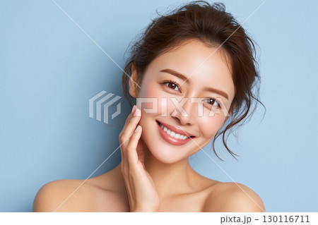 明るく微笑む美しい若い女性の顔　スキンケア後の艶肌女性の笑顔アップ 130116711