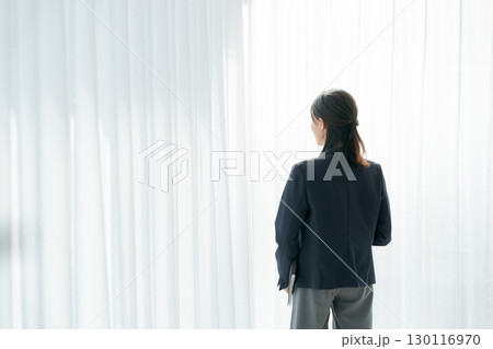 スーツ姿の働く女性のポートレート スーツ姿の働く女性のポートレート 130116970
