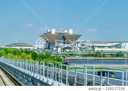 東京都　新交通ゆりかもめ　車窓から東京ビックサイト付近 130117338