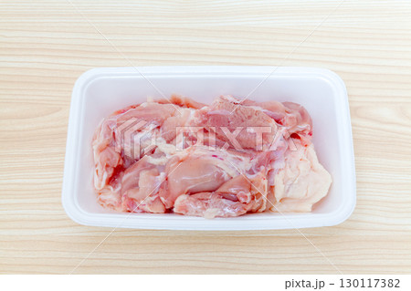 食品パックに入った若鶏もも肉ブロック 食品パックに入った若鶏もも肉ブロック 130117382