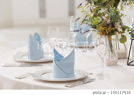 高級な雰囲気のテーブルコーディネートカラトリー洋風食器のイメージ画像 130117410