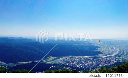 澄み渡る青空の高原から平野を眺める 澄み渡る青空の高原から平野を眺める 130117584