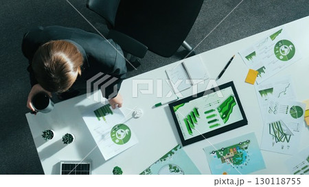 Top view of manager walk around meeting table with green business. Alimentation. Top view of manager walk around meeting table with green business. Alimentation. 130118755