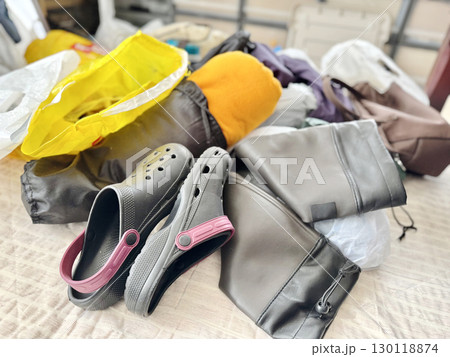 片付け中のサンダルや長靴など 130118874