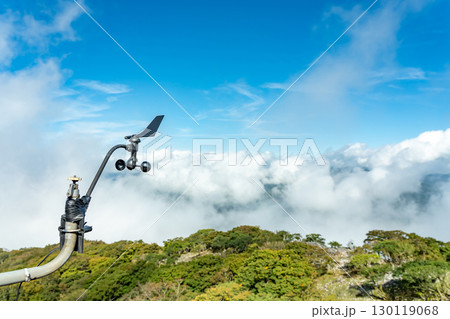 岐阜県関ケ原町　伊吹山ドライブウェイ駐車場にある展望台からの下界の眺めと風向・風速センサー 130119068