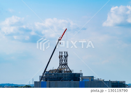鉄塔の組立てと建設中のビル　a-1 130119790