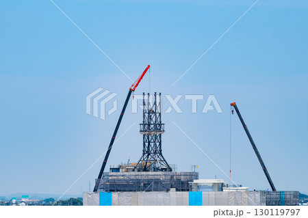 鉄塔の組立てと建設中のビル　b-1 130119797