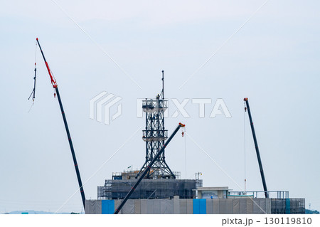 鉄塔の組立てと建設中のビル　d-1 130119810