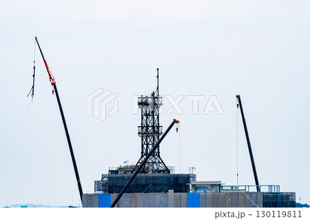 鉄塔の組立てと建設中のビル　d-2 高彩度コントラスト 130119811