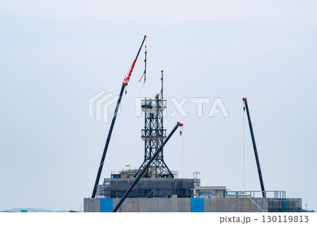 鉄塔の組立てと建設中のビル　e-1 130119813
