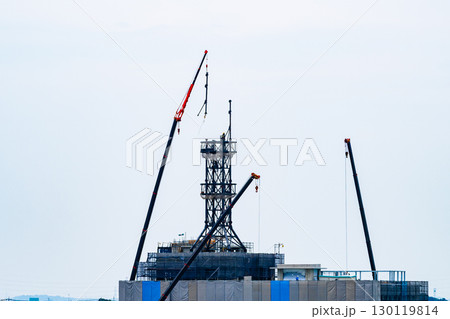 鉄塔の組立てと建設中のビル e-2 高彩度コントラスト 鉄塔の組立てと建設中のビル e-2 高彩度コントラスト 130119814