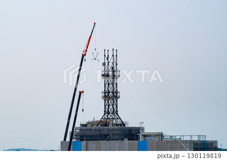 鉄塔の組立てと建設中のビル　g-1 130119819