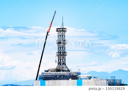 鉄塔の組立てと建設中のビル j-2 高彩度コントラスト 鉄塔の組立てと建設中のビル j-2 高彩度コントラスト 130119829