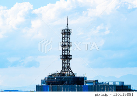鉄塔が組立てられた建設中のビル　高彩度コントラスト 130119881