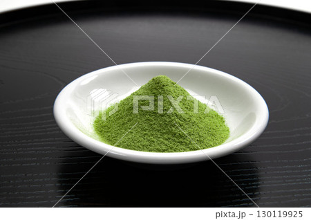 小皿に盛った抹茶 130119925