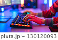 ゲーミングPCで光るキーボードを操作する手元 クローズアップ 130120093