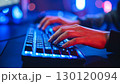 ゲームプレイ中のPCキーボード操作 ネオンライトに照らされた手元 130120094