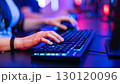 RGBライティング付きゲーミングキーボードを打つ手元 130120096