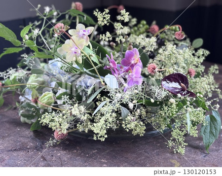 フラワーアレンジメントリース状にアレンジ 130120153