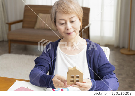 住宅のリフォームやセカンドライフを考えるシニア女性 住宅のリフォームやセカンドライフを考えるシニア女性 130120208