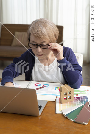 住宅のリフォームやセカンドライフを考えるシニア女性 130120219