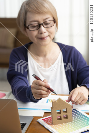 住宅のリフォームやセカンドライフを考えるシニア女性 住宅のリフォームやセカンドライフを考えるシニア女性 130120231