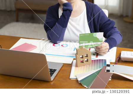 住宅のリフォームやセカンドライフを考えるシニア女性　顔なし 130120391