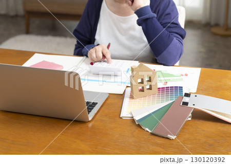 住宅のリフォームやセカンドライフを考えるシニア女性　顔なし 130120392