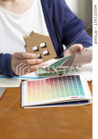 住宅のリフォームやセカンドライフを考えるシニア女性　顔なし 130120394