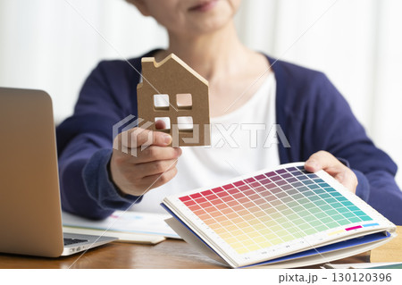 住宅のリフォームやセカンドライフを考えるシニア女性　顔なし 130120396