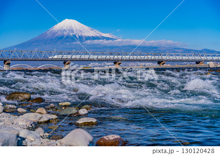 【静岡県】日本三大急流の富士川を渡る新幹線と富士山 130120428