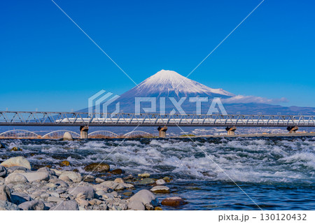 【静岡県】日本三大急流の富士川を渡る新幹線と富士山 【静岡県】日本三大急流の富士川を渡る新幹線と富士山 130120432