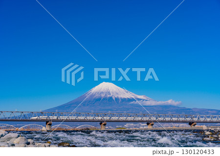 【静岡県】日本三大急流の富士川を渡る新幹線と富士山 130120433