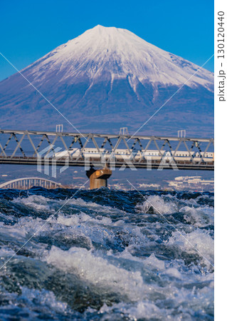 【静岡県】日本三大急流の富士川を渡る新幹線と富士山 【静岡県】日本三大急流の富士川を渡る新幹線と富士山 130120440