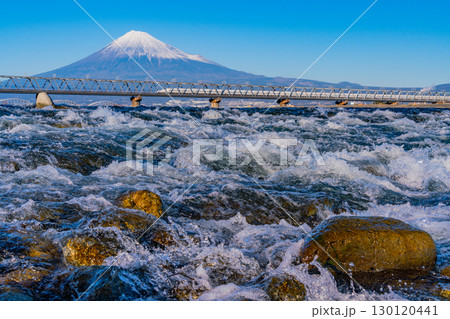 【静岡県】日本三大急流の富士川を渡る新幹線と富士山 130120441