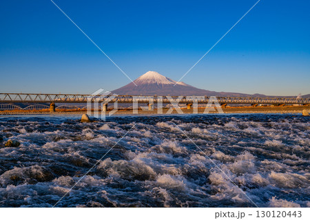【静岡県】日本三大急流の富士川を渡る新幹線と富士山 【静岡県】日本三大急流の富士川を渡る新幹線と富士山 130120443